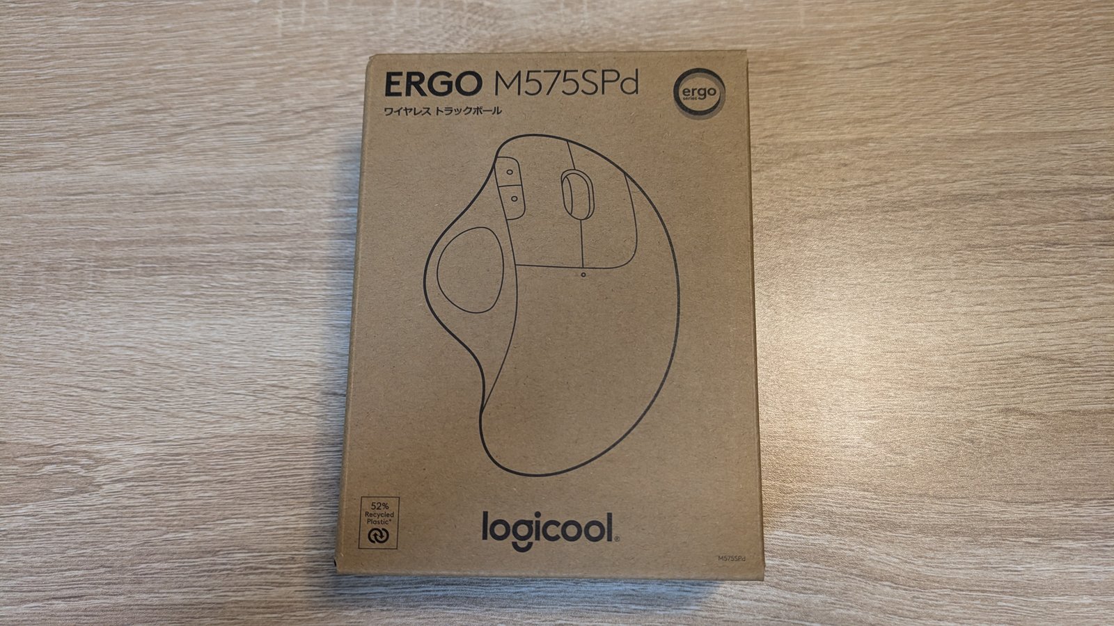 ロジクール ERGO M575SPd の箱の表面、クラフト紙にトラックボールの線画