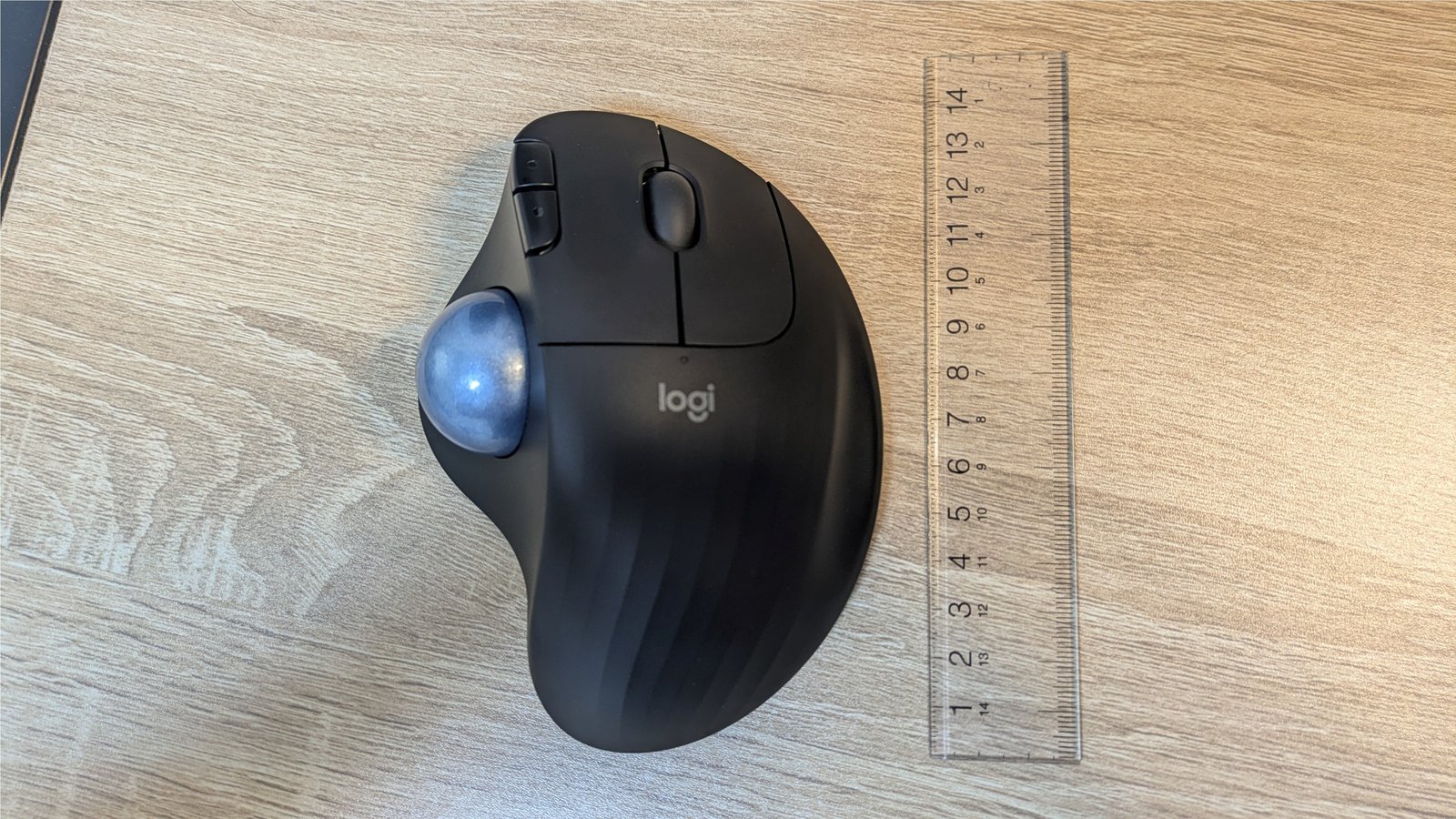ERGO M575SPd の横に15cmの定規を置いたところ、本体の縦は13cm台、横は10cmほど